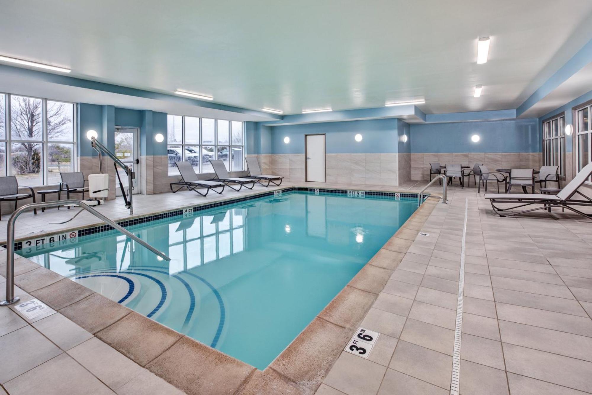 Holiday Inn Express Hotel & Suites Auburn Hills By Ihg Esterno foto